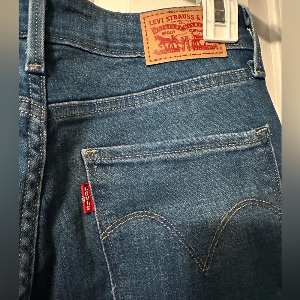 SOLD - Mid Rise Skinny Floral Embroidered Levi’s Jeans - Picture 8 of 8